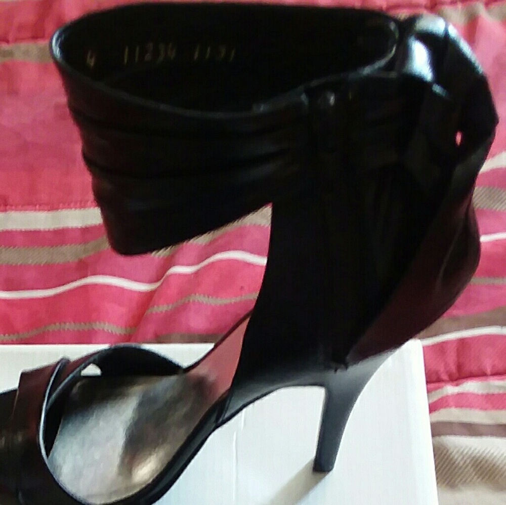 Black heels with bow detail - Picture 3 of 6